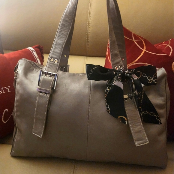 Elegant Perlina Silver Leather Shoulder Bag EUC - Picture 16 of 16